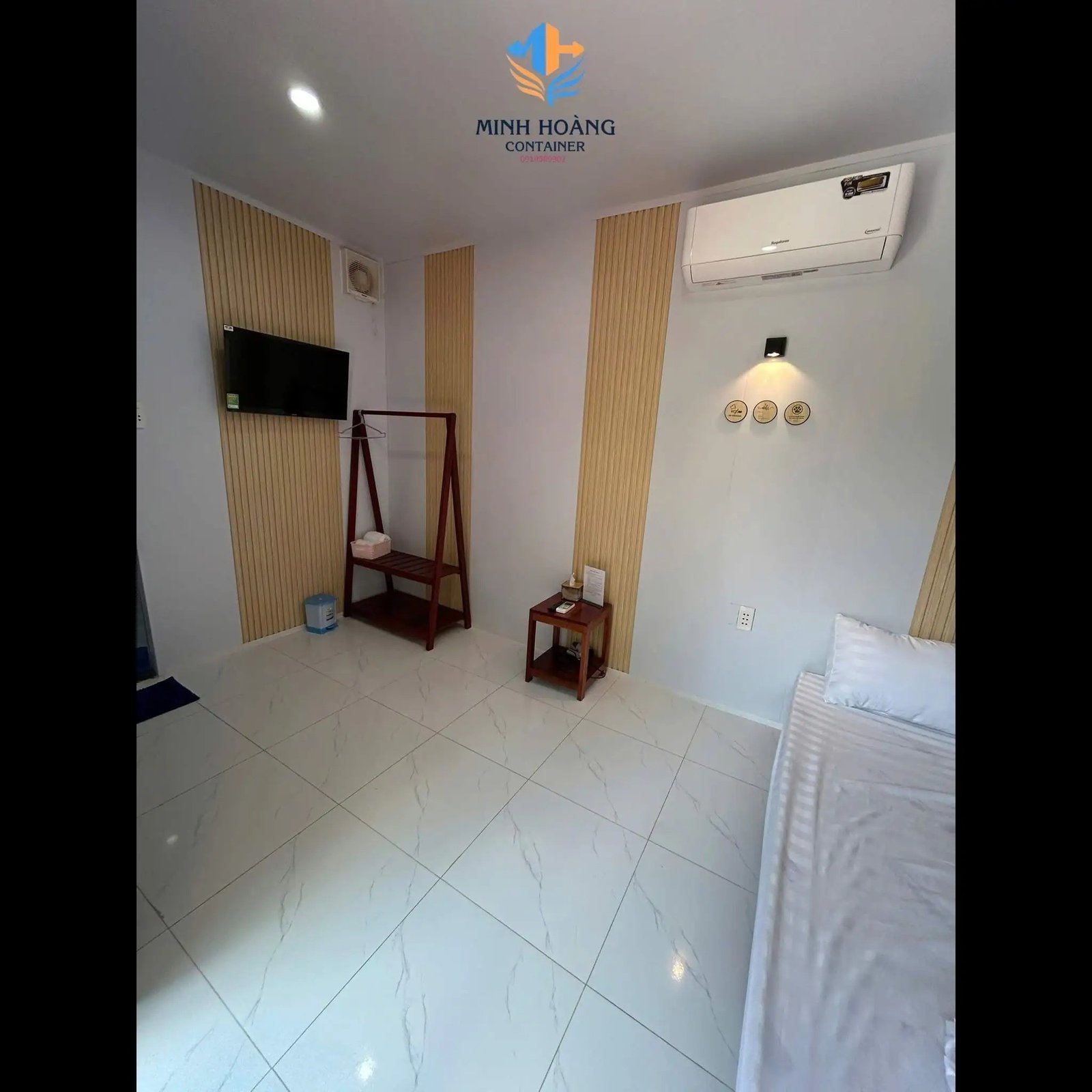 Container Nhà Ở 20 Feet Trắng Ốp Gỗ Có Toilet 